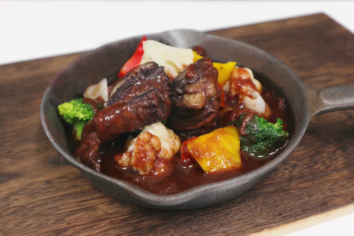 【8/17新発売】レストランの味をご家庭で！「牧草牛の赤ワイン煮込み」